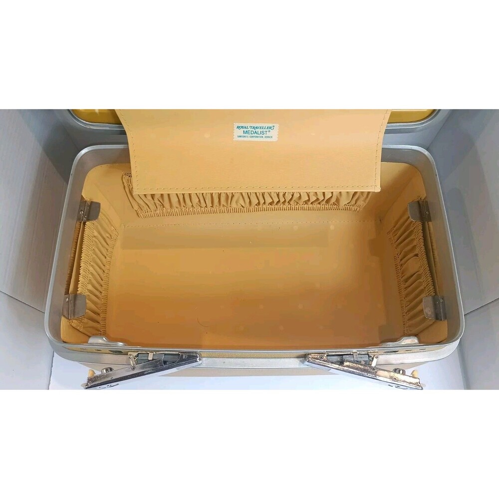 Vintage Samsonite Royal Traveller Red Train Case - Picture 7 of 8